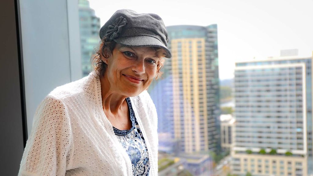 Rhonda Stranz de 51 años, oriunda de Kelso, Washington, tuvo una cita en el OHSU Center for Health & Healing, Building&nbsp;2, Portland. Stranz participa de un ensayo clínico en etapa inicial de OHSU que la está beneficiando. (OHSU/Christine Torres Hicks)