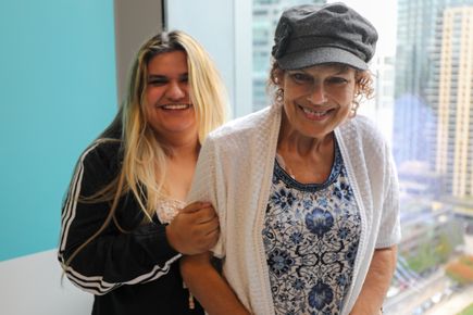 Rhonda Stranz y su hija, Danlin Ortho, en el edificio 2 del Centro de Salud y Curación de OHSU el 9 de octubre. Stranz dice: “Tengo fe en que veré a mi hija graduarse de la escuela secundaria en 2026”, dice. “Ella ha sido mi apoyo y me ha cuidado en las buenas y en las malas. Cuando me dijeron que me quedaba menos de un año de vida, me sentí bastante mal. Tengo esperanza otra vez”. (OHSU/Christine Torres Hicks)