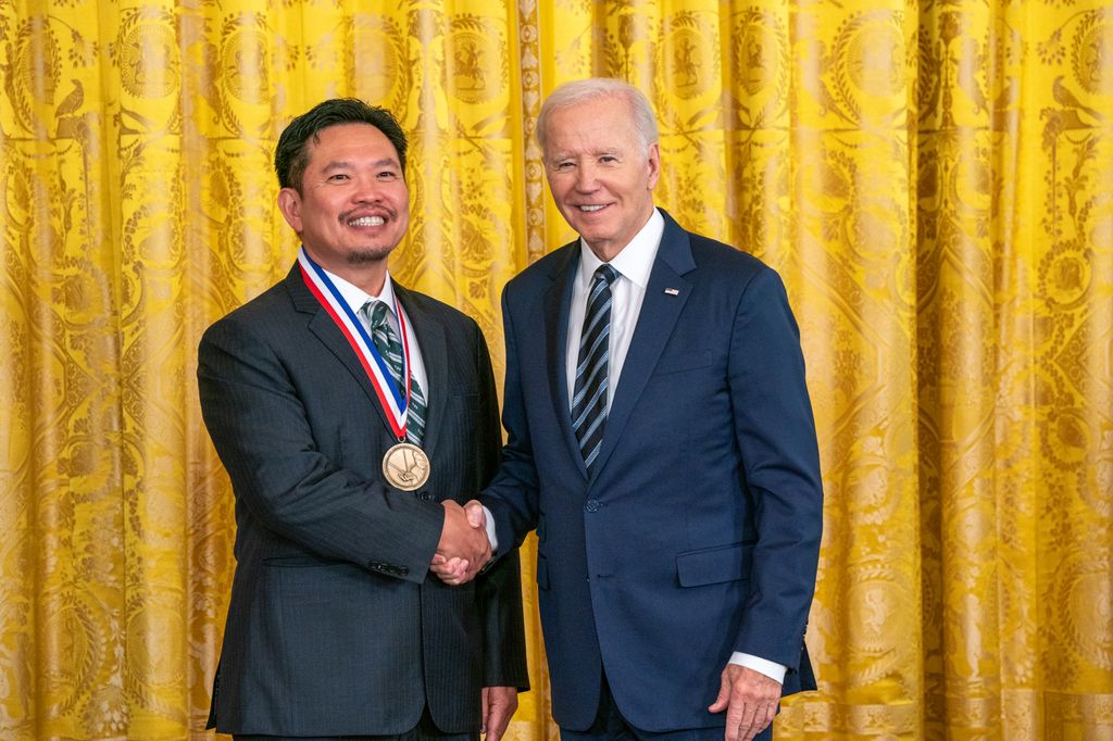 El Presidente Joe Biden entregó hoy al oftalmólogo de OHSU, el Dr. David Huang, Ph.D., y a otras dos personas el premio National Medal of Technology and Innovation por el desarrollo de una tecnología de diagnóstico por imágenes conocida como tomografía de coherencia óptica durante una ceremonia en la Casa Blanca el 24 de octubre de 2023.&nbsp;(Ryan K. Morris and the National Science and Technology Medals Foundation)