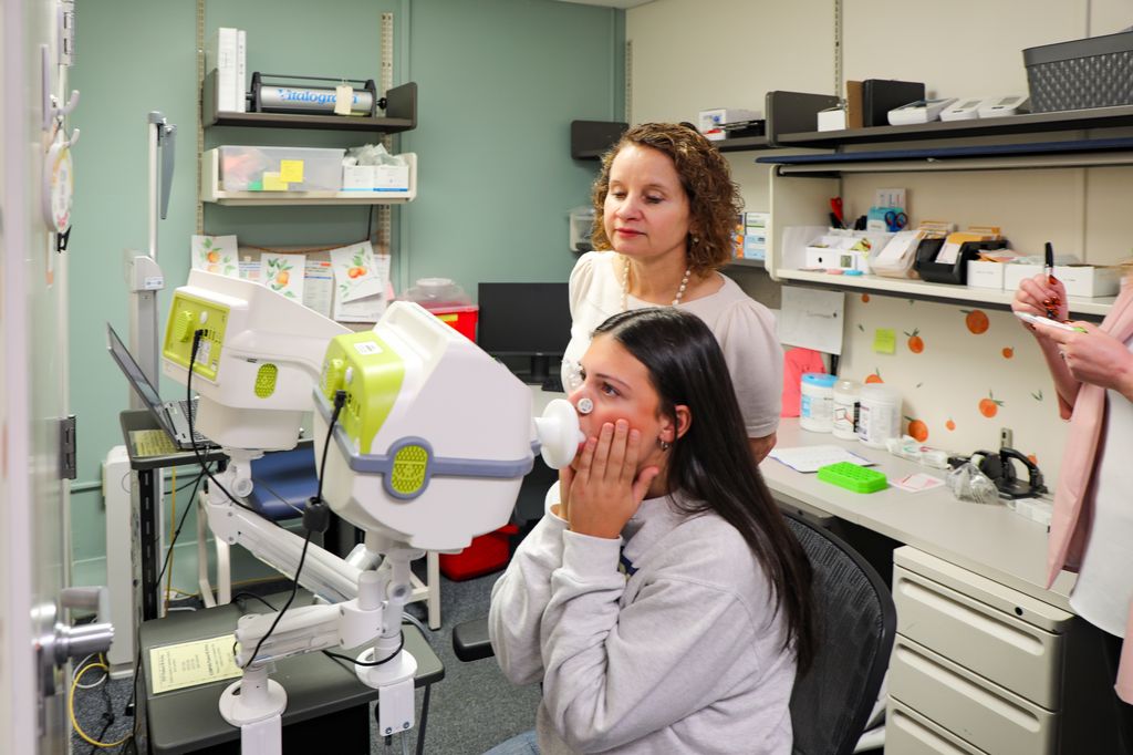 Cindy McEvoy, M.D., realiza investigaciones sobre el asma y la vitamina C en Sadie Schweitzer, de 15 años. Junto con un grupo nacional de investigadores, un equipo de OHSU está investigando el efecto de los factores ambientales en la salud respiratoria a largo plazo de un niño. (OHSU/Christine Torres Hicks)