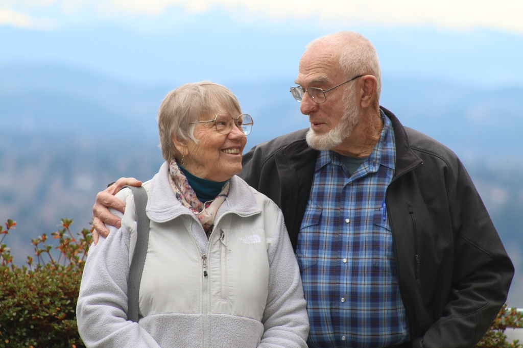 Andrew Clark, a la derecha, con su esposa Barbara. Es uno de los primeros pacientes que se inscribió en un ensayo clínico en OHSU para evaluar la Centella asiática, un producto de origen botánico utilizado en suplementos dietéticos para mejorar la memoria. Clark, un veterinario estatal de Oregón jubilado que vive en Pendleton, dice que es importante hablar abiertamente acerca del deterioro cognitivo asociado a la edad, y que quiere colaborar con investigaciones que mejoren la vida de otras personas. (OHSU/Erik Robinson)