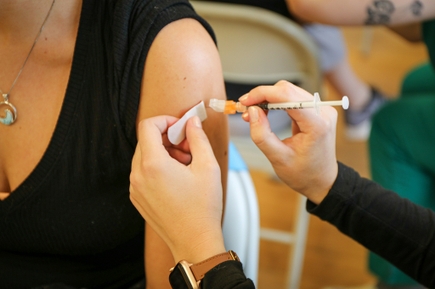 Cambiar de brazo mejora la efectividad de las vacunas de dos dosis sugiere un estudio de OHSU