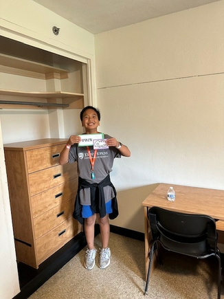 El Programa de Manejo de la Miopía del OHSU Casey Eye Institute ayuda a Owen Ni, de 13 años, de Lake Oswego, a controlar su miopía. Ser capaz de ver con claridad le permite a Owen disfrutar tanto de la escuela como de los campamentos de verano, incluido el programa juvenil que le permitió quedarse en el dormitorio residencial de una universidad. (Cortesía de Jun He)