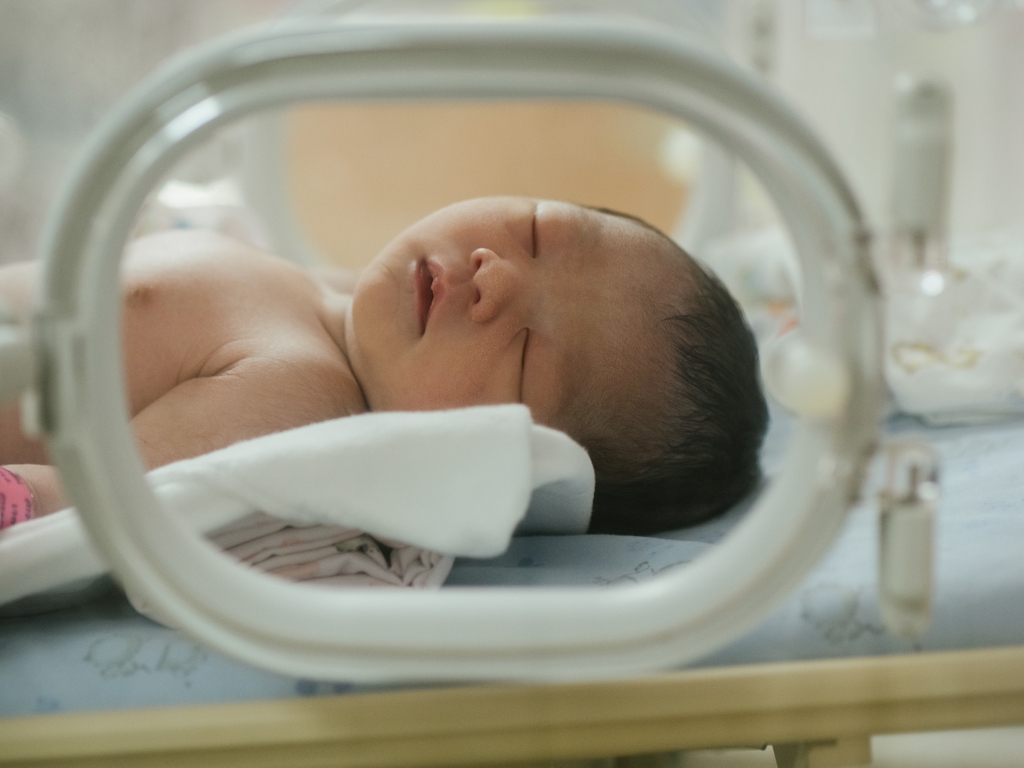 Las investigaciones demuestran que una tecnología de inteligencia artificial desarrollada conjuntamente por OHSU y otras instituciones puede detectar con precisión, y sin la asistencia de un médico, todos los casos graves de retinopatía del prematuro, una afección que hace que aproximadamente 500 bebés queden ciegos en los Estados Unidos al año. La tecnología podría expandir en todo el mundo las pruebas de detección y el tratamiento de la afección, que es la principal causa de ceguera en niños en los EE. UU. y en todo el mundo. (Getty Images)