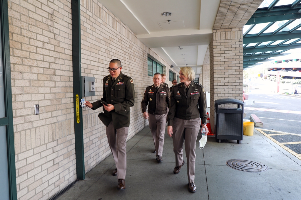 el Dr. Philbert Van, FACS, cirujano de traumatismos de OHSU, quien también es teniente coronel de las Reservas del Ejército de Estados Unidos (izq.), brinda a la jefa de sanidad del Ejército de Estados Unidos, teniente general Mary K. Izaguirre, D.O., M.P.H. (der.) y al sargento de mando Timothy Sprunger (centro) un recorrido del hospital de OHSU. (OHSU/Christine Torres Hicks)