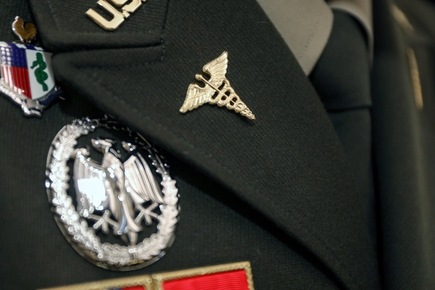 La visita de la jefa de sanidad del Ejército de Estados Unidos destaca la relación entre los organismos militares y OHSU