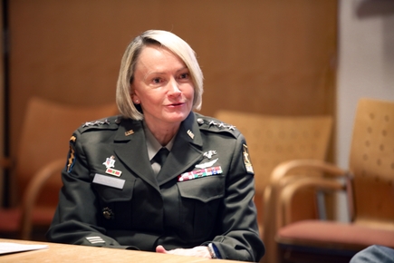 La visita de la jefa de sanidad del Ejército de Estados Unidos destaca la relación entre los organismos militares y OHSU