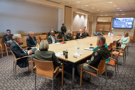 La visita de la jefa de sanidad del Ejército de Estados Unidos destaca la relación entre los organismos militares y OHSU