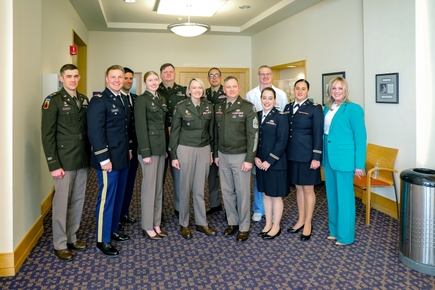La visita de la jefa de sanidad del Ejército de Estados Unidos destaca la relación entre los organismos militares y OHSU