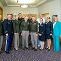 La visita de la jefa de sanidad del Ejército de Estados Unidos destaca la relación entre los organismos militares y OHSU