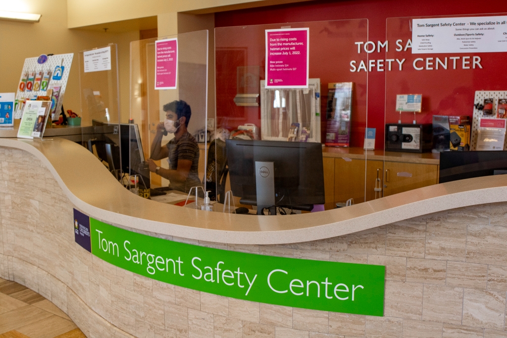 Tom Sargent Safety Center en la hospital de Doernbecher. A medida que el clima se pone más cálido esta primavera, los expertos en OHSU Doernbecher advierten sobre el riesgo de caídas desde ventanas y comparten consejos para mantener a los niños seguros y sin accidentes ni lesiones. (OHSU/Christine Torres Hicks)