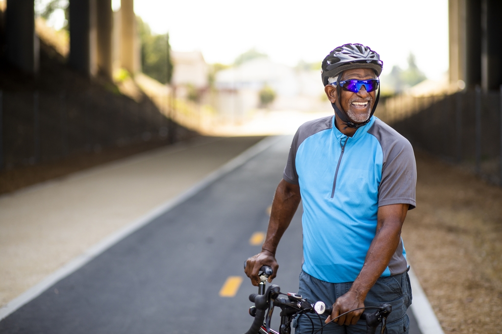 Un hombre andando en bicicleta para hacer cardio afuera. La Universidad de Ciencias y Salud de Oregón participa en un ensayo clínico internacional que prueba un nuevo medicamento para una afección cardíaca común. Los resultados publicados hoy encontraron que aumenta con éxito el uso de oxígeno durante el ejercicio, facilitando las tareas cotidianas para las personas con miocardiopatía hipertrófica. (Imágenes falsas)