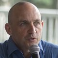 Jon Epstein, que no tiene pelo y viste una camisa azul con botones, se sienta en la reunión del panel de información sobre fentanilo en OHSU.