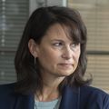 Jennifer Epstein, que tiene el pelo corto y oscuro y lleva un abrigo azul sobre una camiseta color aguamarina, se sienta en la reunión del panel de información sobre el fentanilo en OHSU.