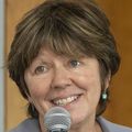 Olivia Rae Wright, que tiene cabello castaño corto y viste una chaqueta gris, se sienta en la reunión del panel de información sobre fentanilo en OHSU.