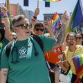 Empleados de OHSU desfilan en un desfile del orgullo