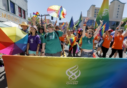 Empleados de OHSU desfilan en un desfile del orgullo