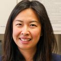 Las fotos muestran a Jane Zhu, M.D., vestida con un traje azul y una blusa blanca, usando un estetoscopio en un paciente dentro de una sala médica para pacientes en el Physicians Pavilion de OHSU.