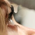 Los ojos y las lágrimas de un paciente se analizan en una sala de examen de córnea en el Casey Eye Institute