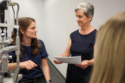 Un nuevo estudio de Sue Aicher, Ph.D. y Brooke Harkness, O.D. de OHSU
