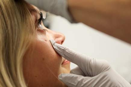 OHSU researchers discover link between proteins in tears, pain after eye surgery