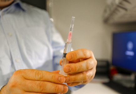 Single experimental shot reduces HIV levels 1000-fold