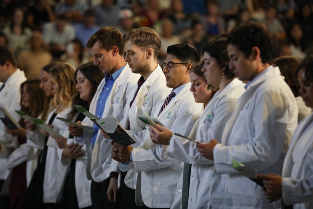 La Universidad de Ciencias y Salud de Oregón dio la bienvenida a 150 nuevos estudiantes de la Facultad de Medicina de la OHSU a la comunidad médica y los vistió con sus primeras batas blancas durante una ceremonia el viernes 16 de agosto de 2024. Esta cohorte de estudiantes se graduará en 2028. (OHSU/Christine Torres Hicks) 