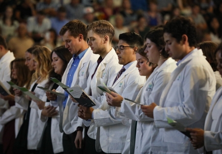 OHSU da la bienvenida a la promocin 2028 de mdicos