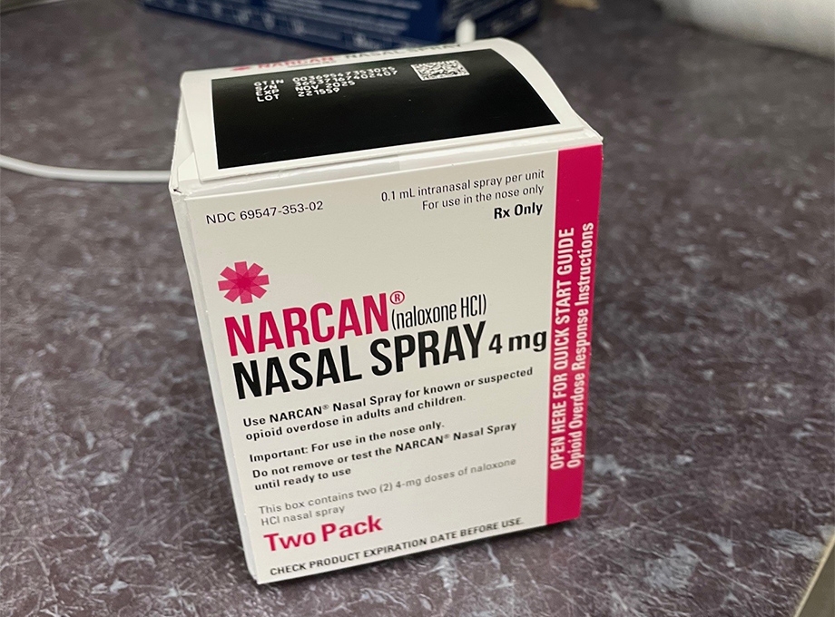 La naloxona es un medicamento que puede tratar la sobredosis de narcóticos en una situación de emergencia. Está disponible sin receta en cualquier farmacia de OHSU.