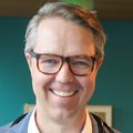 Eric Roeland, M.D., centro, se unió al OHSU Knight Cancer Institute con la misión de desarrollar un programa de investigación centrado en minimizar la toxicidad relacionada con el tratamiento y mejorar la calidad de vida de las personas que viven con cáncer. Roeland es profesor asociado de medicina en la Facultad de Medicina de OHSU. Tanja Glujic-White, izquierda, y Paula Cisternas Labadzinzki, miembros del equipo de investigación clínica en oncología. (OHSU/Christine Torres Hicks)