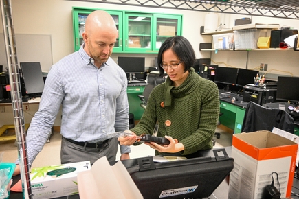 Jonathan Elliott y Miranda Lim en el laboratorio