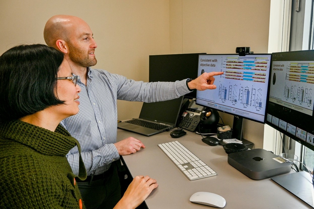 La Dra. Miranda Lim, Ph.D. y Jonathan Elliott, Ph.D. junto con otros colaboradores de investigación en Portland y Seattle que trabajan en un proyecto para mejorar el entendimiento científico del sistema glinfático del cerebro. (Christine Torres Hicks/OHSU)