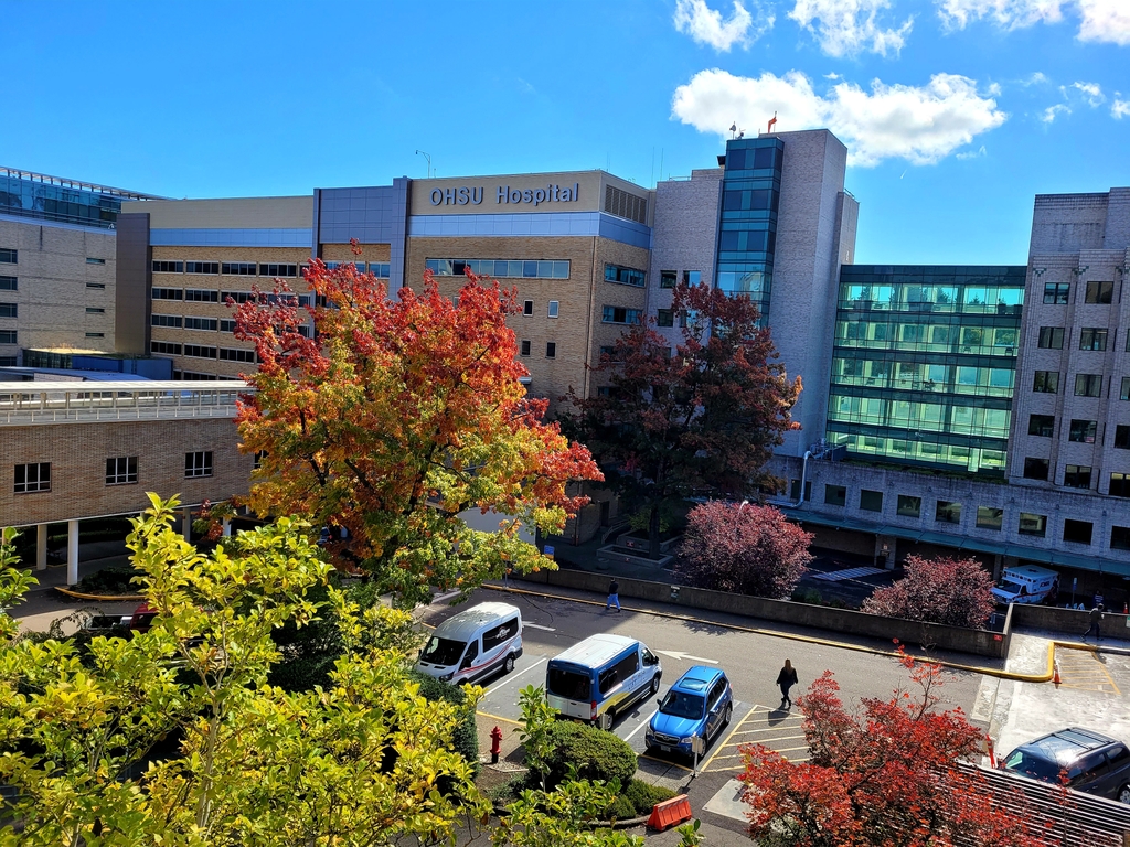 El exterior de OHSU en una fresca mañana de otoño. (OHSU/Christine Torres Hicks)
