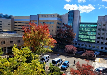 Hospital OHSU en un día soleado de otoño