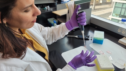 Cristiane Miranda Franca, D.D.S., Ph.D., in lab