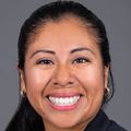 Cirila Estela Vásquez Guzmán, Ph.D., tiene el pelo largo y negro recogido en una cola de caballo y un traje de chaqueta con camisa, sonriendo.