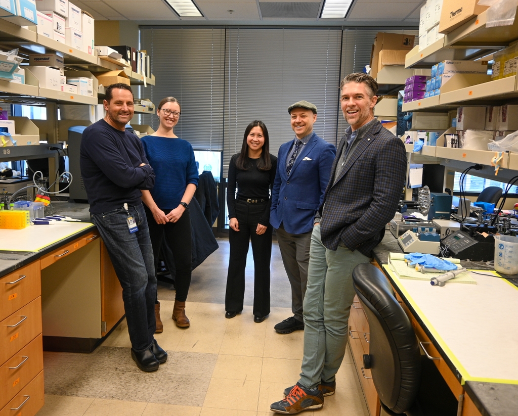 De izquierda a derecha: Brian Scottoline, M.D., Ph.D., profesor de pediatría (neonatología), Facultad de Medicina de OHSU; Lyndsey Shorey-Kendrick, Ph.D, bióloga computacional; Jamie Lo, M.D., M.C.R., profesor asociado de obstetricia y ginecología (medicina materno-fetal) en la Facultad de Medicina de OHSU y División de Ciencias Reproductivas y del Desarrollo del Centro Nacional de Investigación de Primates de Oregón u ONPRC; Joseph Shatzel, M.D., médico científico de OHSU; y Owen McCarty, Ph.D., profesor de ingeniería biomédica en la Facultad de Medicina de OHSU.