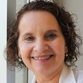 Cindy McEvoy, M.D., tiene cabello castaño corto y rizado, lleva una chaqueta y sonríe en OHSU.
