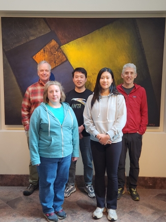 De izquierda a derecha: Laurence Trussell, Ph.D., Natalie Sheldon, Chengli Fang, Ph.D., Jumi Park, Ph.D., y Eric Gouaux. (Cortesía de Gouaux Lab)