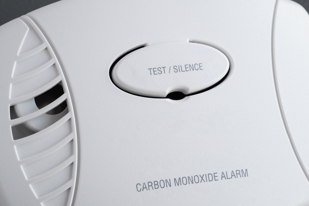 La imagen muestra un dispositivo detector de monóxido de carbono en una casa. Con temperaturas frías, nieve y lluvia helada como pronóstico clima para esta semana, los expertos del Oregon Poison Center en OHSU advierten a la comunidad sobre el riesgo incrementado de intoxicación por monóxido de carbono. 