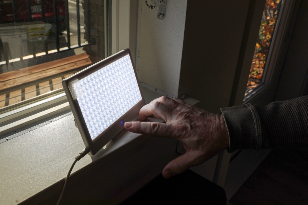 OHSU research will examine effect of bright-light therapy on brain health