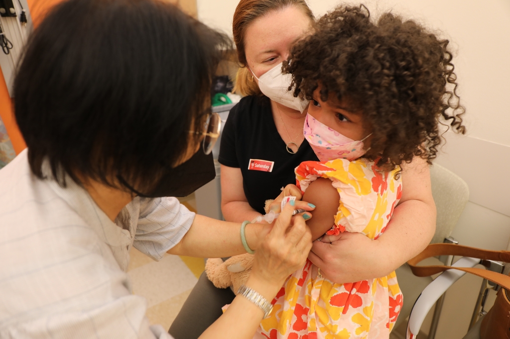Un niño recibe una vacuna en la Oregon Health and Science University donde expertos de pediatría enfatizan el papel esencial de las inmunizaciones de rutina, incluida contra la hepatitis B, para proteger la salud de los bebés, a pesar de los recientes cambios a las recomendaciones federales. (OHSU/Christine Torres Hicks)