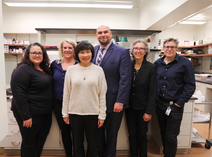 De izquierda a derecha: Amy Huddleston, Lisa Muir, Rochelle Fu, Ramon Barajas, Leslie Muldoon y Laszlo Szidonya. (OHSU/Christine Torres Hicks)