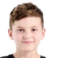 Oli Fasone-Lancaster, diseñadora y paciente de Nike-OHSU Doernbecher Freestyle, tiene cabello rubio corto y una camiseta negra.