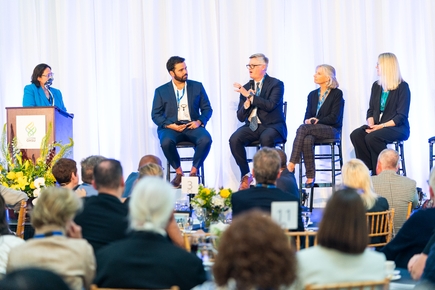 El Dr. Brandon Hayes-Lattin habla sobre el cáncer y su investigación. Para celebrar una década de logros pioneros en la investigación, el tratamiento y la prevención del cáncer, OHSU honra el legado del Knight Cancer Challenge con una cena especial y una mesa redonda en el Edificio Robertson Life Sciences. De izquierda a derecha: Shivani Kumar, Ph.D., Jose Luis Montoya Mira, Ph.D., Hayes-Lattin, Jackie Shannon, Ph.D., y Rosalie Sears, Ph.D. (OHSU)