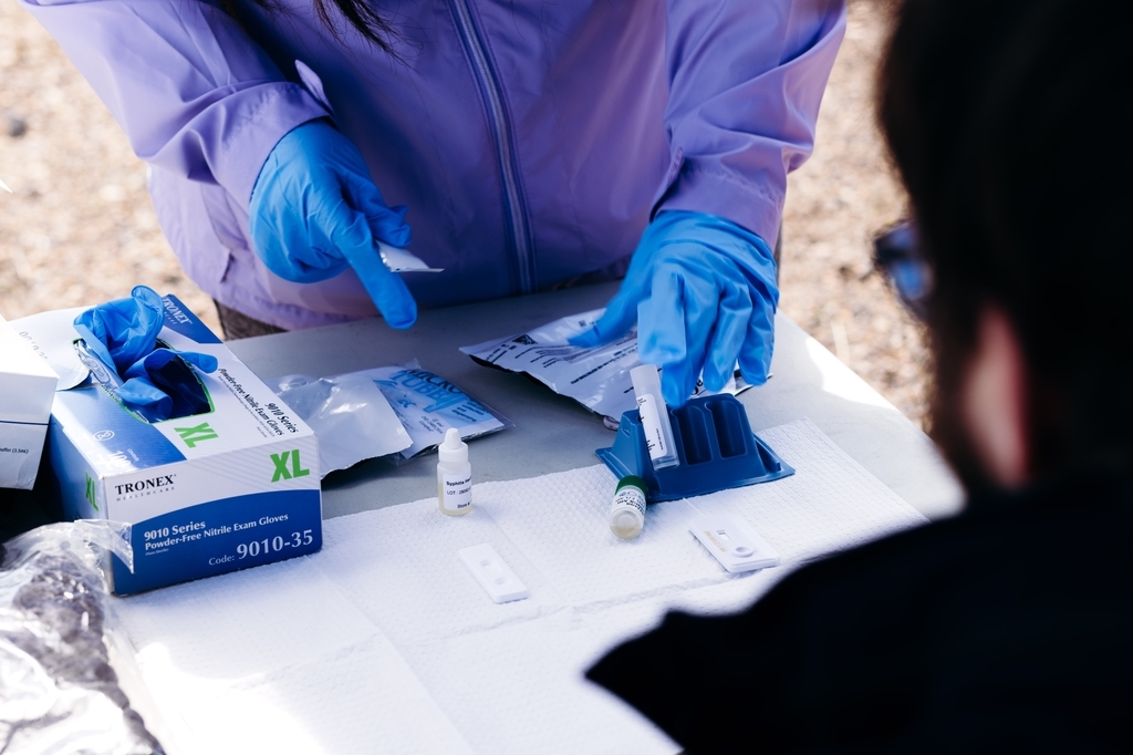 Asesores de pares llevan a cabo pruebas de detección en el punto de atención para hepatitis C y VIH en un evento de extensión en el condado de Malheur. (Crédito de la imagen: Stolz Marketing)