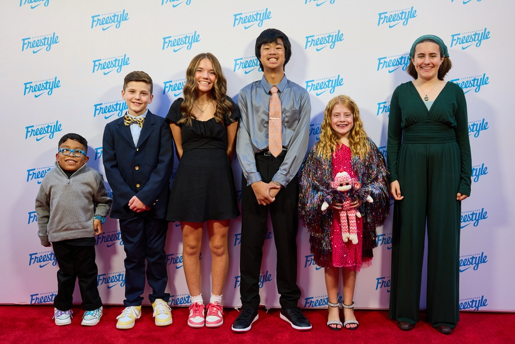 El viernes 17 de octubre de 2025, seis jóvenes pacientes de OHSU Doernbecher revelaron sus zapatillas Nike diseñadas personalmente.&nbsp;(OHSU Foundation/Jordann Beckett)