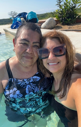 Carolina Palacios de Ramírez (a la izquierda), junto a su hija Carolina Sandoval, puede moverse mejor y volver a sonreír tras una intervención realizada en la OHSU el 27 de agosto, que supuso el primer uso clínico de la cirugía sin incisiones para el tratamiento de la enfermedad de Parkinson en Estados Unidos. (Cortesía de Carolina Sandoval)