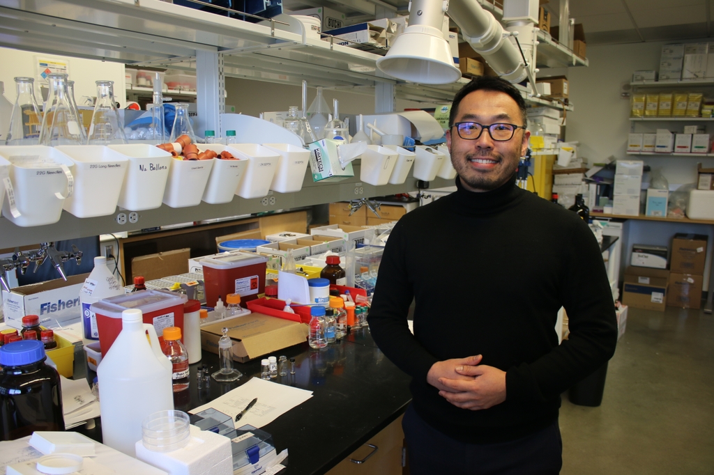 Lei Wang está de pie en su laboratorio.