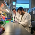 Jared Fischer, Ph.D., a la izquierda, y Jose Luis Montoya Mira, Ph.D., investigadores de cáncer en OHSU